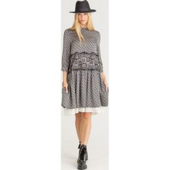 SUKIENKA TWINSET. Czarne sukienki damskie Twinset, na imprezę, w koronkowe wzory, z koronki, z okrągłym kołnierzem, bez rękawów, mini. Za 1039,00 zł.