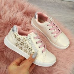 Buty sportowe dziewczęce białe perłowe American Club 22. Białe buty dziewczęce sportowe marki American CLUB, bez wzorów, bez zapięcia. Za 79,99 zł.