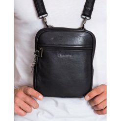 SKÓRZANA SASZETKA MĘSKA TORBA NA RAMIĘ LISTONOSZKA MODEL 1115-NDM PA BLACK. Czarne torby męskie skórzane PIERRE ANDREUS, w paski, ze skóry, eleganckie, na ramię, małe. Za 175,90 zł.