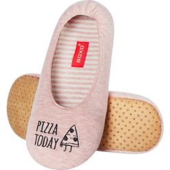 Soxo - Kapcie. Różowe kapcie damskie marki Soxo, z materiału. Za 39,99 zł.