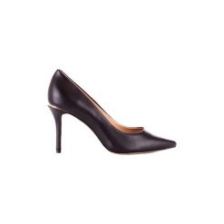 Czółenka Guess FL6BATLEA08. Czarne czółenka damskie Guess, z aplikacjami, bez obcasa. Za 549,63 zł.