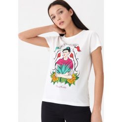 Koszulka Frida Kahlo - Biały. Białe koszulki damskie House, s, bez wzorów, bez kołnierzyka, bez rękawów. W wyprzedaży za 19,99 zł.