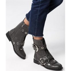 Szare Botki Exclusive Use. Szare botki damskie Born2be, bez obcasa, na płaskiej podeszwie, bez zapięcia. W wyprzedaży za 64,99 zł.