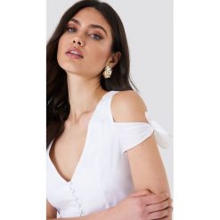 NA-KD Koszulka na guziki z wiązaniem - White. Białe t-shirty damskie marki NA-KD. Za 100,95 zł.