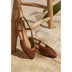 Brązowe Sandały Sandstone. Pomarańczowe sandały damskie Renee, bez wzorów, bez obcasa, na płaskiej podeszwie, bez zapięcia. Za 79,99 zł.