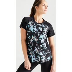 Koszulka fitness cardio krótki rękaw 500 damska. Czarne t-shirty damskie DOMYOS, bez wzorów, z elastanu, bez kołnierzyka. Za 39,99 zł.
