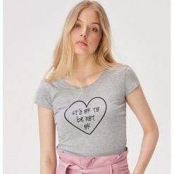 T-shirt z hasłem - Jasny szary. Szare t-shirty damskie Sinsay, s, bez wzorów, bez kołnierzyka. Za 9,99 zł.