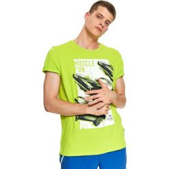 T-shirt z nadrukiem. Zielone t-shirty męskie Top Secret, na zimę, xl, z nadrukiem, z bawełny, z okrągłym kołnierzem, krótkie. W wyprzedaży za 14,99 zł.