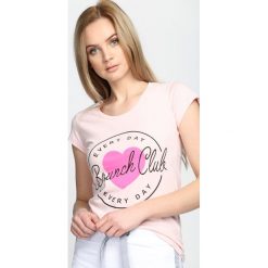 Bluzki damskie: Jasnoróżowy T-shirt Natural Woman