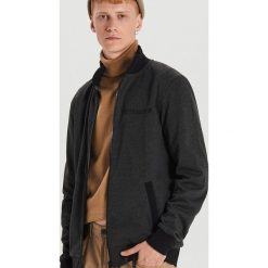 Rozpinana bluza z haftem - Czarny. Czarne bluzy męskie Cropp, s, z haftami, bez kołnierzyka, bez rękawów, bez kaptura. Za 119,99 zł.