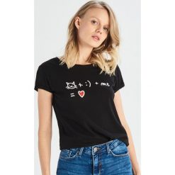 T-shirt z nadrukiem - Czarny. Czarne t-shirty damskie Sinsay, s, z nadrukiem, bez kołnierzyka. Za 14,99 zł.