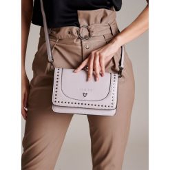 Femestage® elegancka kompaktowa torebka listonoszka mała. Żółte listonoszki damskie FemeStage, na co dzień, w paski, ze skóry ekologicznej, eleganckie, na ramię, małe, zdobione, bez dodatków. Za 159,90 zł.