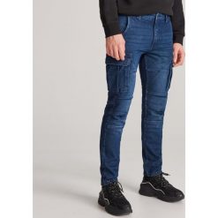 Spodnie jeansowe cargo - Granatowy. Niebieskie spodnie męskie Reserved, m, bez wzorów, z jeansu. Za 149,99 zł.