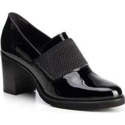 Buty damskie. Czarne czółenka damskie Wittchen, bez wzorów, ze skóry, bez obcasa. W wyprzedaży za 496,92 zł.