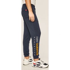 New Balance - Spodnie. Niebieskie spodnie męskie New Balance, na co dzień, s, z nadrukiem, z bawełny. Za 299,90 zł.