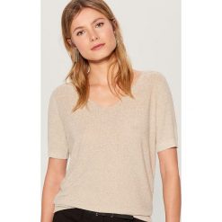 Brokatowy sweter z krótkimi rękawami - Beżowy. Brązowe swetry damskie Mohito, s, bez wzorów, z krótkim rękawem, krótkie, bez kaptura. Za 69,99 zł.