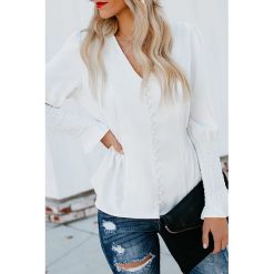 Koszula damska TEZRA WHITE. Białe bluzki damskie Koszula damska TEZRA WHITE, s, bez wzorów, bez kołnierzyka, bez rękawów. W wyprzedaży za 79,00 zł.
