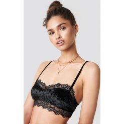 NA-KD Lingerie Aksamitny biustonosz z koronką - Black. Czarne biustonosze koronkowe marki NA-KD Lingerie, z haftami. Za 80,95 zł.