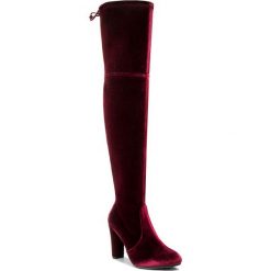 Muszkieterki STUART WEITZMAN - Highland Bordeaux Stretch Velvet. Czerwone kozaki damskie marki Stuart Weitzman, ze skóry, bez obcasa, na obcasie, bez zapięcia. W wyprzedaży za 1829,00 zł.