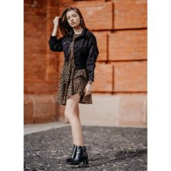 KATANA KATE BLACK. Czarne kurtki damskie Fanaberia.com, na jesień, s, bez wzorów, z jeansu, eleganckie, krótkie, bez kaptura. Za 129,00 zł.