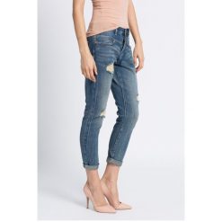 Review - Jeansy Slim Boyfriend. Niebieskie rurki damskie Review, z aplikacjami, z bawełny. W wyprzedaży za 129,90 zł.