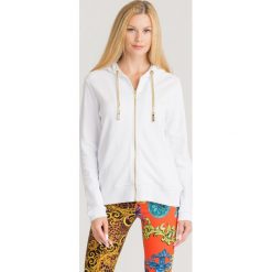 BLUZA VERSACE JEANS COUTURE. Białe bluzy damskie Versace Jeans Couture, s, z nadrukiem, z bawełny, bez rękawów, bez kaptura. Za 1109,00 zł.