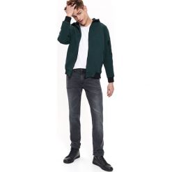 Bluza z kapturem strukturalna. Zielone bluzy męskie Top Secret, na lato, m, bez wzorów, z dzianiny, z kapturem, bez rękawów, z kapturem. W wyprzedaży za 69,99 zł.