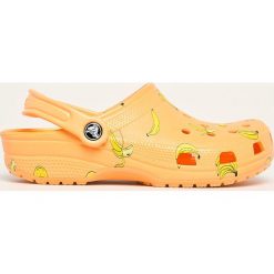 Crocs - Klapki. Pomarańczowe klapki damskie Crocs, bez wzorów, z gumy, bez obcasa, na obcasie. W wyprzedaży za 169,90 zł.