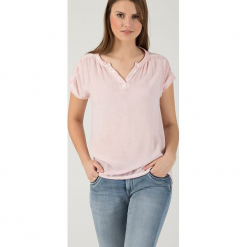 Koszulka "Serafino" w kolorze jasnoróżowym. Czerwone t-shirty damskie marki Timezone, xs, z bawełny. W wyprzedaży za 75,95 zł.