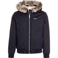 Bench COSY Kurtka zimowa essentially navy. Niebieskie kurtki dziewczęce Bench, na zimę, z nylonu. W wyprzedaży za 341,10 zł.