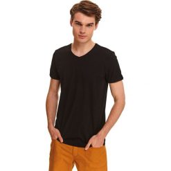 T-shirt strukturalny. Czarne t-shirty męskie Top Secret, na jesień, xl, bez wzorów, z bawełny, klasyczne, z dekoltem w serek, krótkie. Za 39,99 zł.