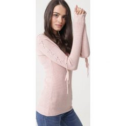 Różowy Sweter Seagoville. Różowe swetry damskie Born2be, s, bez wzorów, z jeansu, klasyczne, bez rękawów, bez kaptura. Za 79,99 zł.