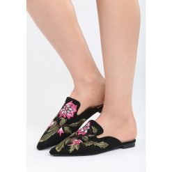 Czarne Klapki Hold On. Czarne klapki damskie Born2be, z haftami, bez obcasa, na płaskiej podeszwie. Za 39,99 zł.