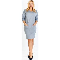 Dzianinowa sukienka z dekoltem w serek, kieszeniami oraz suwakiem na ramieniu szary. Szare sukienki damskie N/A, plus size, bez wzorów, z elastanu, z dekoltem w serek, plus size, bez rękawów. Za 142,22 zł.