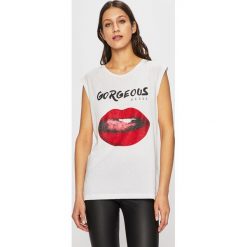 Guess Jeans - Top. Białe bluzki damskie Guess Jeans, s, z nadrukiem, z bawełny, z okrągłym kołnierzem. W wyprzedaży za 179,90 zł.