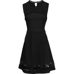 Sukienka z koronką bonprix czarny. Czarne sukienki damskie bonprix, w koronkowe wzory, z koronki, eleganckie, bez kołnierzyka, bez rękawów. Za 119,99 zł.