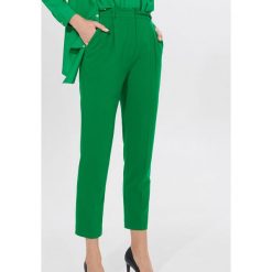 Spodnie carrot fit - Zielony. Zielone spodnie damskie Mohito. W wyprzedaży za 64,99 zł.