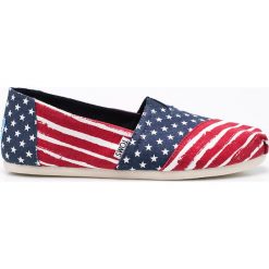 Toms - Espadryle. Czerwone espadryle damskie marki Toms, bez wzorów, z gumy, bez obcasa, na płaskiej podeszwie. W wyprzedaży za 89,90 zł.