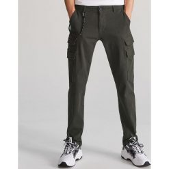 Bawełniane spodnie cargo - Khaki. Brązowe spodnie męskie Reserved, m, bez wzorów, z bawełny. Za 149,99 zł.