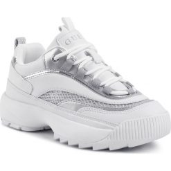Sneakersy GUESS - Kaysie5 FL5KAY ELE12 WHITE. Białe półbuty damskie Guess, na co dzień, z aplikacjami, ze skóry ekologicznej, bez obcasa, bez zapięcia. W wyprzedaży za 359,00 zł.