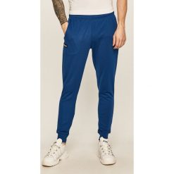 Ellesse - Spodnie. Czerwone spodnie męskie Ellesse, s, z aplikacjami, z bawełny. W wyprzedaży za 179,90 zł.