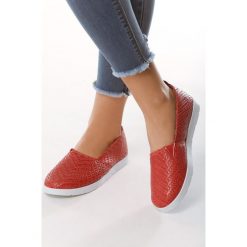 Czerwone Slip On Show Love. Czerwone trampki i tenisówki damskie Born2be, bez wzorów, bez zapięcia. W wyprzedaży za 24,99 zł.
