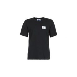 T-shirty z krótkim rękawem Calvin Klein Jeans MONOGRAM CHEST BADGE LOGO COTTON TEE. Czarne t-shirty męskie marki Calvin Klein Jeans, xl, bez wzorów, z jeansu, bez kołnierzyka, krótkie. Za 143,20 zł.