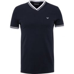 Emporio Armani Tshirt z nadrukiem blue navy. Niebieskie t-shirty męskie Emporio Armani, m, z nadrukiem, z elastanu. Za 399,00 zł.