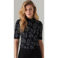 Bluzka w linearne wzory - Czarny. Czarne bluzki damskie Mohito, s, bez wzorów, bez kołnierzyka, bez rękawów. Za 49,99 zł.