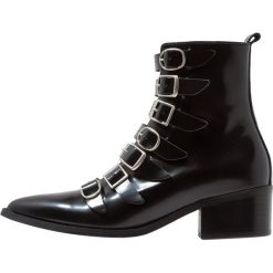 E8 BY MIISTA TUVA Botki kowbojki i motocyklowe black florentique. Czarne botki damskie marki E8 BY MIISTA, ze skóry ekologicznej, bez obcasa, bez zapięcia. Za 739,00 zł.