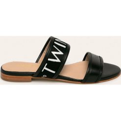 Twinset - Klapki. Czarne klapki damskie Twinset, bez wzorów, ze skóry, bez obcasa, na obcasie. Za 729,90 zł.