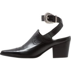E8 BY MIISTA SARA Ankle boot black. Czarne botki damskie marki E8 BY MIISTA, ze skóry, bez obcasa, bez zapięcia. Za 609,00 zł.