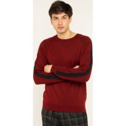 Sweter Karl Lagerfeld 655008 592399. Czerwone swetry męskie KARL LAGERFELD, m, bez wzorów, z wełny, klasyczne, z klasycznym kołnierzykiem, bez kaptura. W wyprzedaży za 489,00 zł.