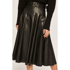 Answear - Spódnica. Czarne spódniczki damskie ANSWEAR, na co dzień, s, w paski, z poliesteru, casualowe, midi, rozkloszowane. W wyprzedaży za 179,90 zł.